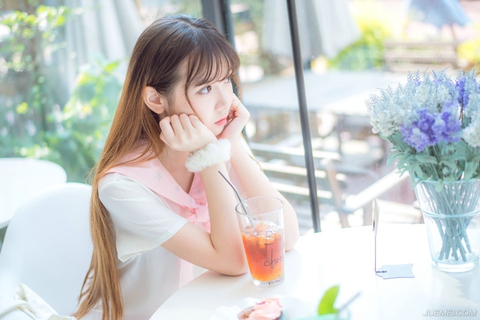 “让人进去探营，告诉他们，找到什么东西，都是他们的。”庞德皱了皱眉，挥手道，这条命令，自然是针对西域胡兵而下的。